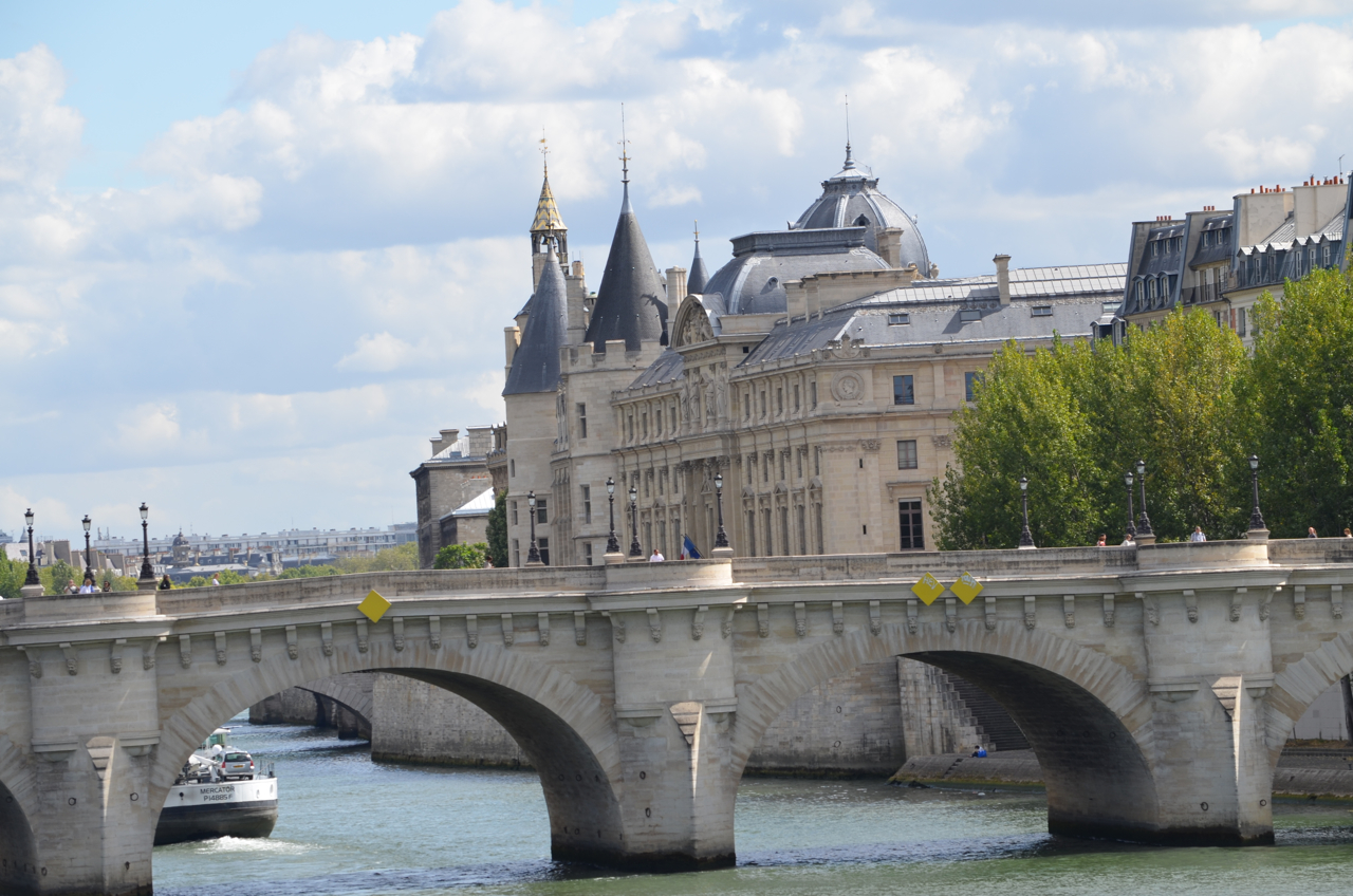 パリの観光地 ポンヌフの橋の上でジプシーに囲まれバッグを強奪されそうになった 12年夏 ヨーロッパ旅行記 その26 No Second Life