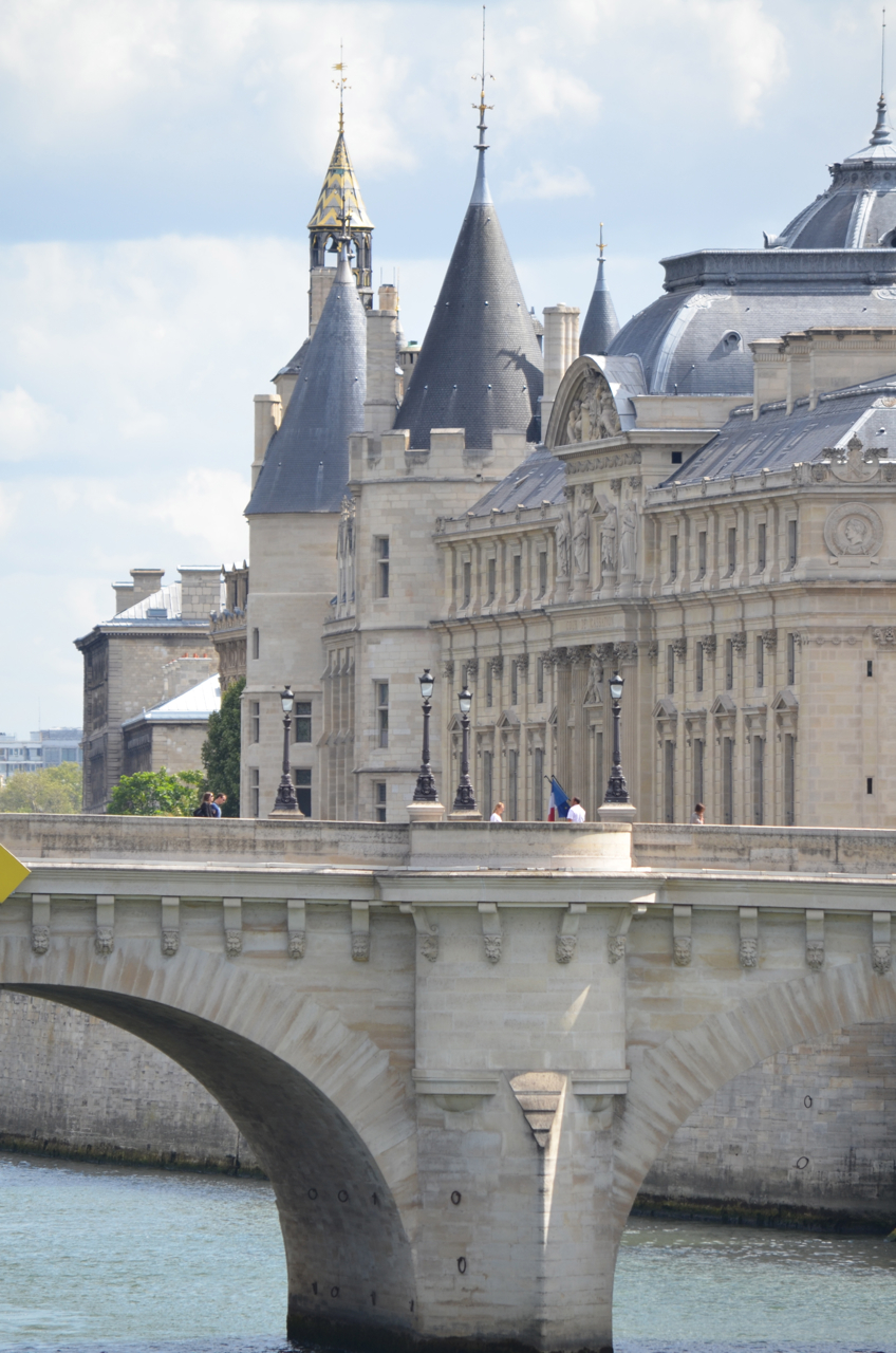 パリの観光地 ポンヌフの橋の上でジプシーに囲まれバッグを強奪されそうになった 12年夏 ヨーロッパ旅行記 その26 No Second Life